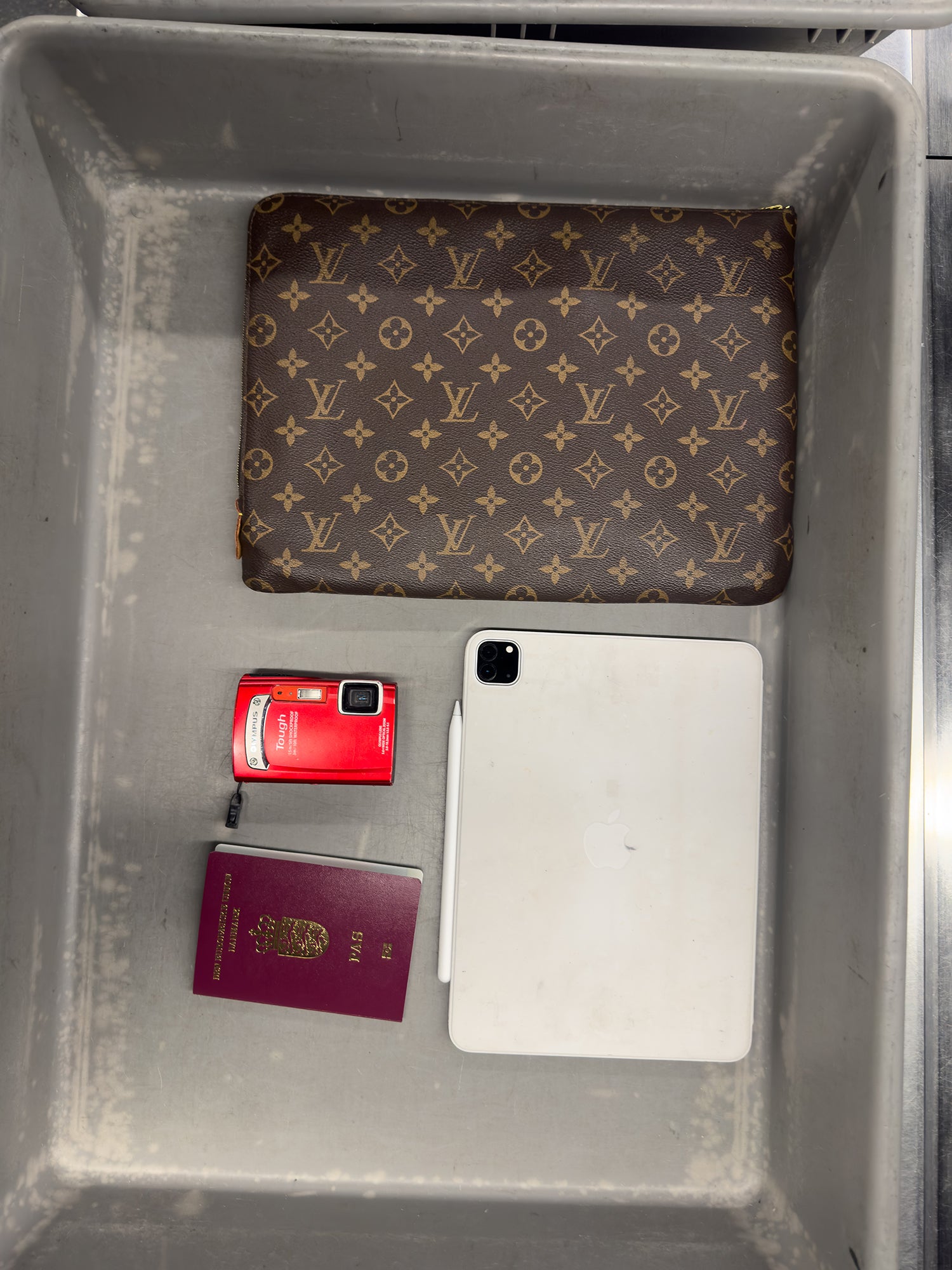 Louis Vuitton pung, pas og iPad i sikkerhedsbakke i lufthavn
