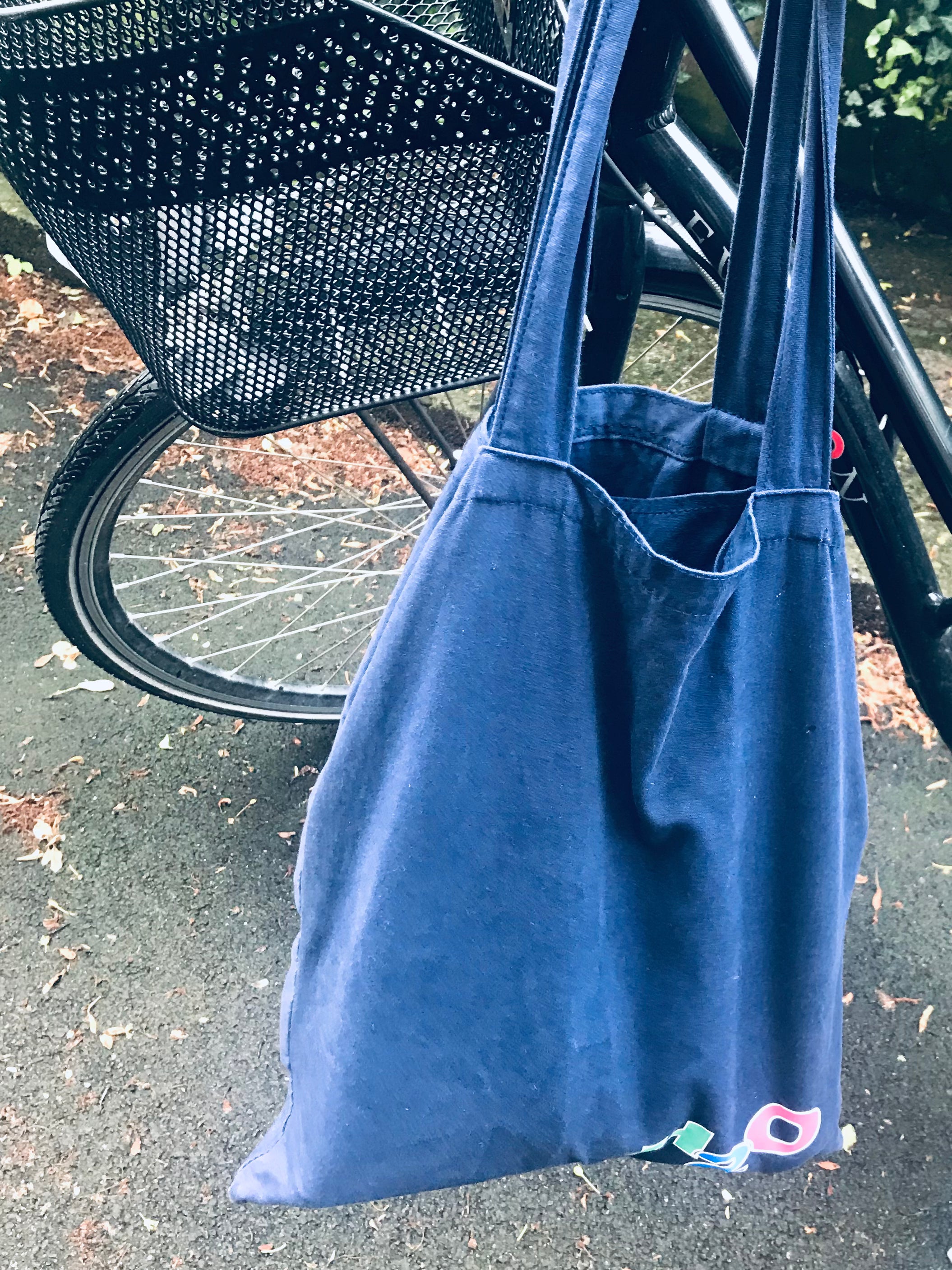 Blå taske ved cykel klar til træning og hverdagsbrug