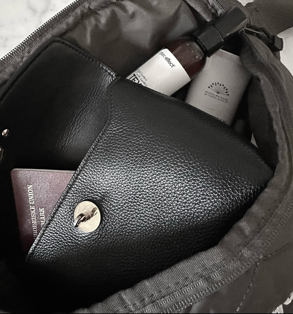 Taske med Pure Effect tekstilspray travel size til daglig brug og rejser